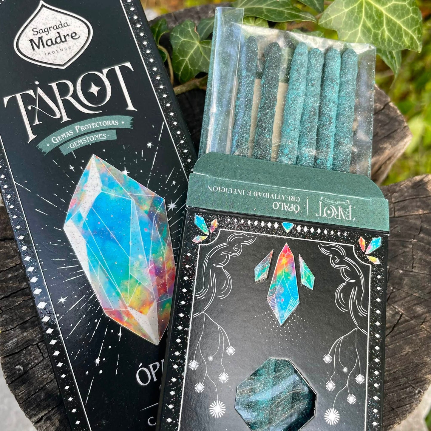Nahaufnahme TAROT Opal Räucherstäbchen – glitzernde Stäbchen mit echtem Opal-Pulver, erdig-harziger Duft, 100% natürlich von Sagrada Madre