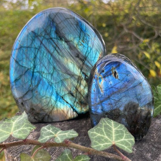 Labradorit Edelstein mit blauem Schimmer