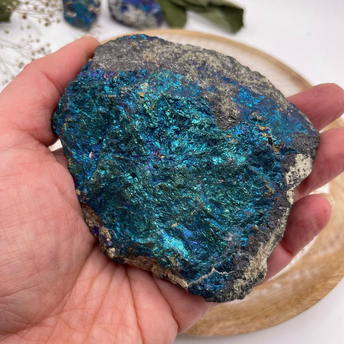 Buntkupfer Rohstein mit irisierendem Farbspiel in Blau, Violett und Gold – Bornit Pfauenerz Naturunikat