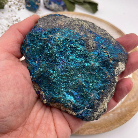 Buntkupfer Rohstein mit irisierendem Farbspiel in Blau, Violett und Gold – Bornit Pfauenerz Naturunikat