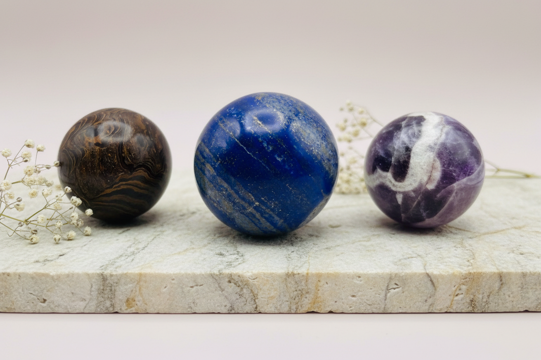 Edelsteinkugeln aus Lapislazuli, Stromatolith und Amethyst – handverlesen von WUNDERSTEIN