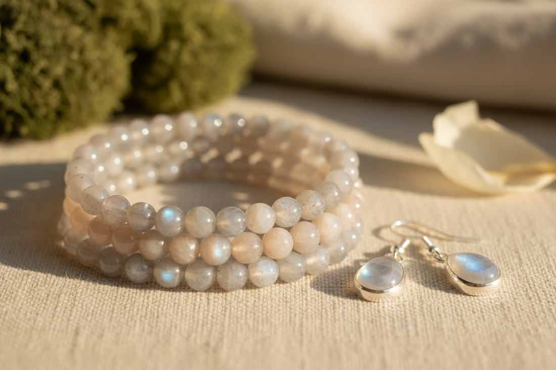 Mondstein Schmuck – Armbänder und Ohrringe mit schimmerndem Mondstein, handverlesen von WUNDERSTEIN