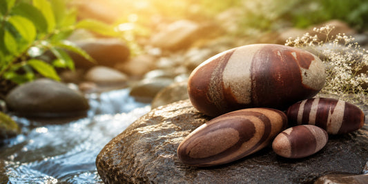Shiva Lingam aus dem Narmada-Fluss – spiritueller Kraftstein mit charakteristischer ovaler Form und roter Maserung | WUNDERSTEIN