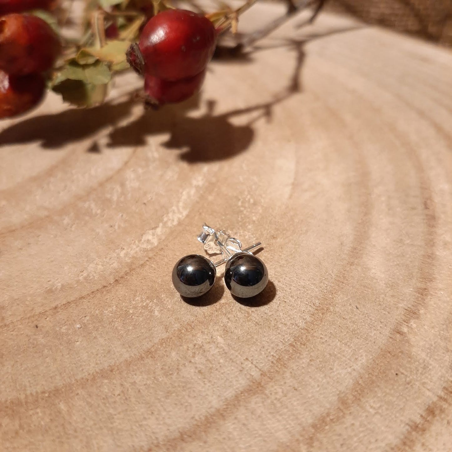 Hämatit Ohrstecker Kugel 6mm – Blutstein, metallisch-grau, handverlesen von WUNDERSTEIN
