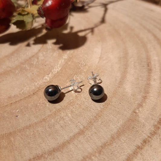 Hämatit Ohrstecker Kugelform Detailansicht – Blutstein Naturstein Schmuck von WUNDERSTEIN
