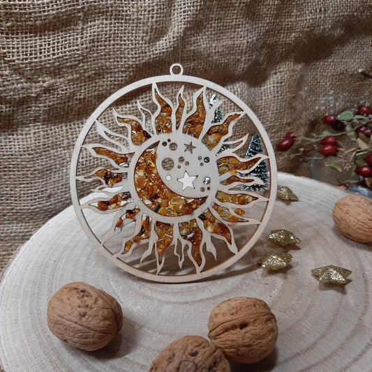 Draufsicht: Fensterbild Sonne, Mond & Sterne aus Naturbernstein, 11 cm – handverlesen von WUNDERSTEIN
