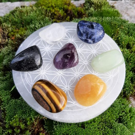 CHAKRENSET - Edelsteine & Selenit-Ladeplatte "Blume des Lebens"