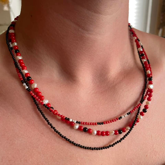 Dreilagiges Edelstein-Collier "Rote Koralle-Onyx-Perle"