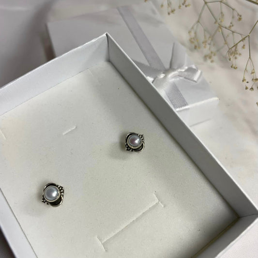 Ohrstecker mit echter Süßwasserperle in Sterlingsilber-Fassung, Detailansicht