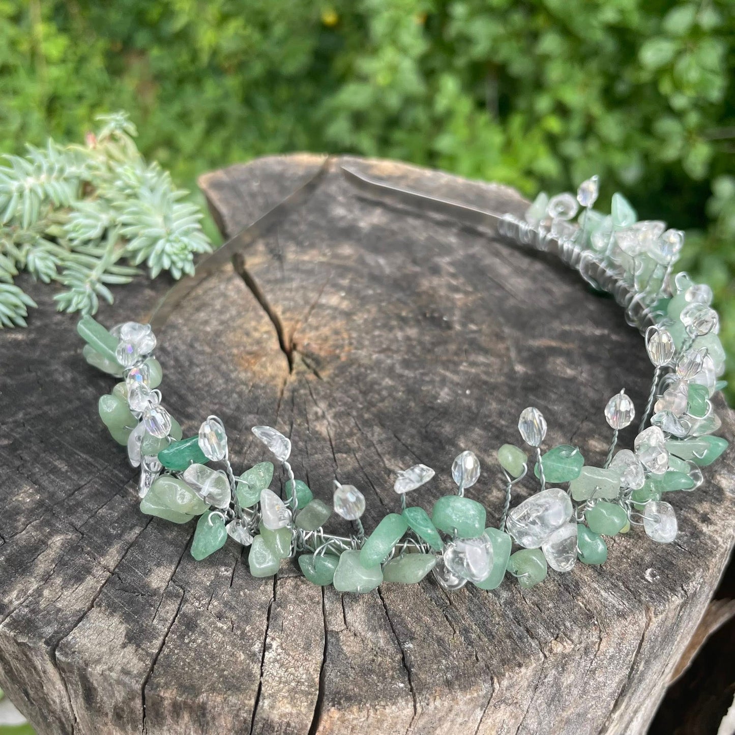 Schimmernder Aventurin und klarer Bergkristall auf silberner Tiara – handgefertigter Edelstein-Haarschmuck
