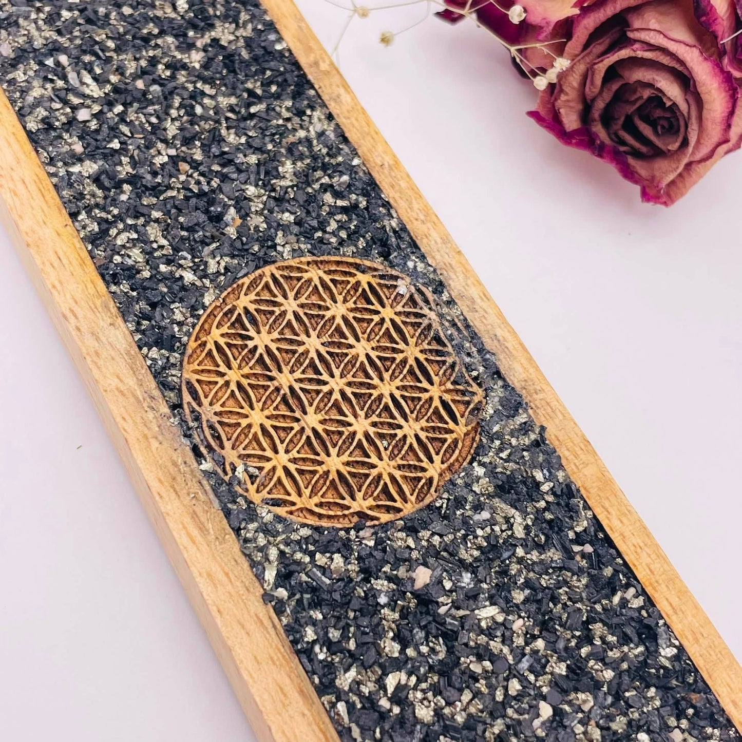Nahaufnahme Räucherstäbchenhalter Blume des Lebens – Heilige Geometrie Motiv mit echtem Schwarzen Turmalin, natürliches Unikat von WUNDERSTEIN
