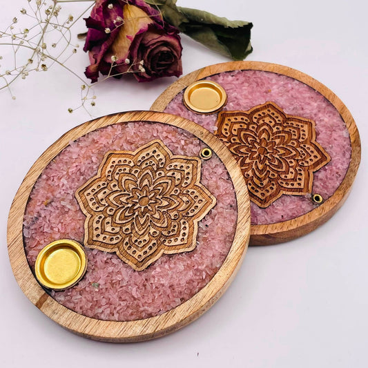 Räucherhalter Mandala mit Rosenquarz aus Mangoholz, Ø 10 cm – für Räucherkegel & Räucherstäbchen – Unikat von WUNDERSTEIN
