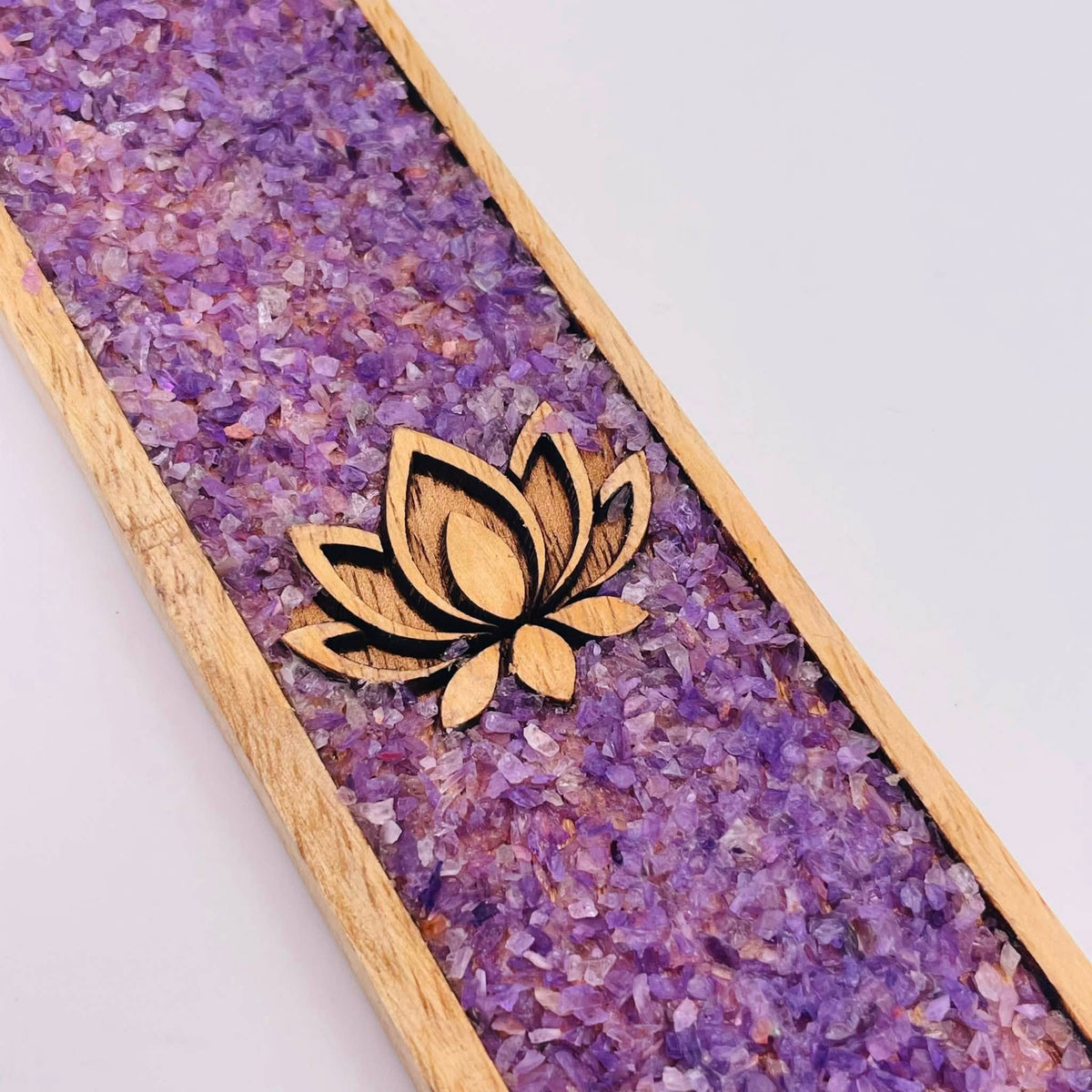 Nahaufnahme Räucherstäbchenhalter Lotus – Lotusblüten-Motiv mit echtem Amethyst aus Mangoholz, natürliches Unikat von WUNDERSTEIN
