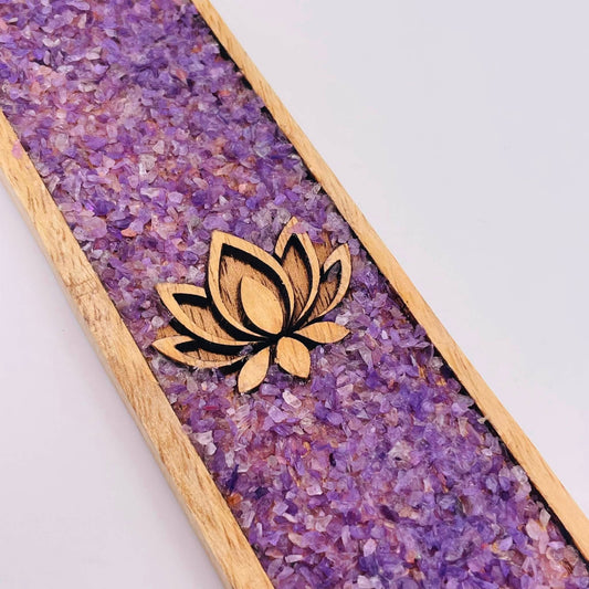 Nahaufnahme Räucherstäbchenhalter Lotus – Lotusblüten-Motiv mit echtem Amethyst aus Mangoholz, natürliches Unikat von WUNDERSTEIN
