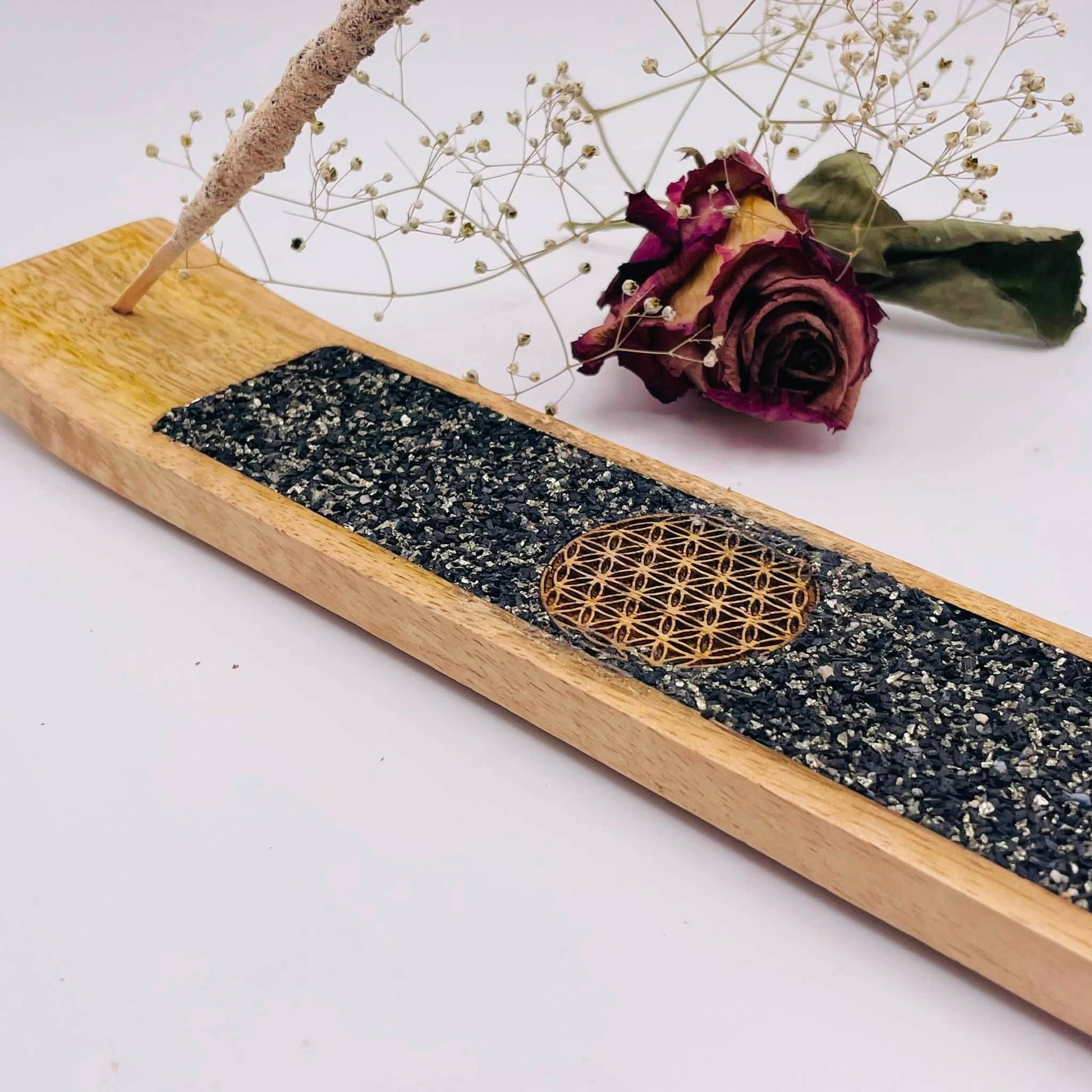 Draufsicht Räucherstäbchenhalter Blume des Lebens Turmalin – länglilcher  Holzhalter ca. 25 cm, handverlesen von WUNDERSTEIN für Räucherstäbchen
