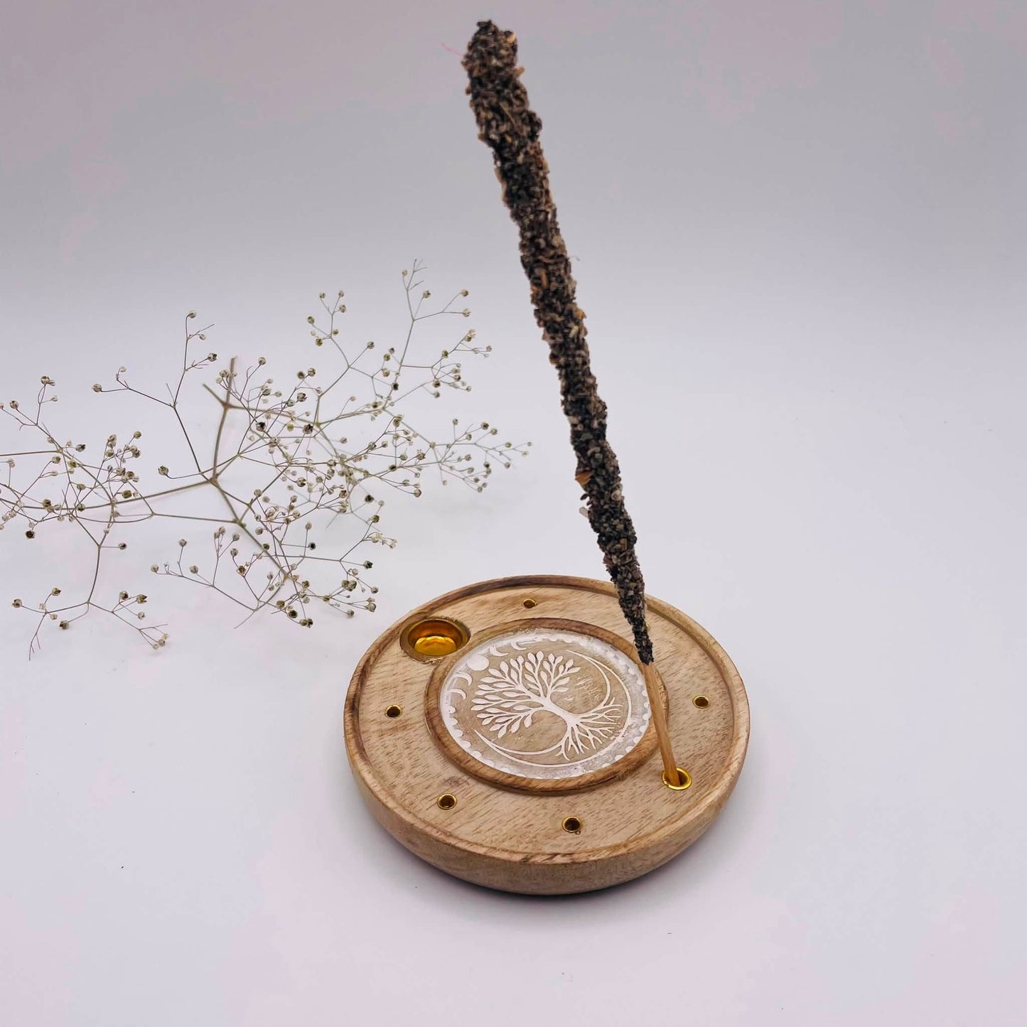 Draufsicht Räucherhalter Lebensbaum – runder Holzhalter Ø 10 cm, handverlesen von WUNDERSTEIN für Räucherkegel und Räucherstäbchen
