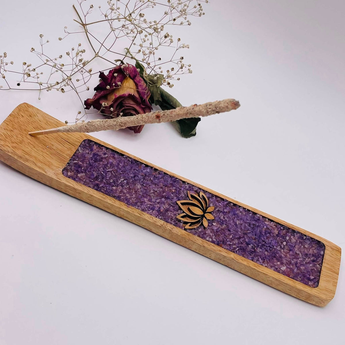 Draufsicht Räucherstäbchenhalter Lotus Amethyst – länglicher Holzhalter 25 × 5 cm, handverlesen von WUNDERSTEIN für Räucherstäbchen
