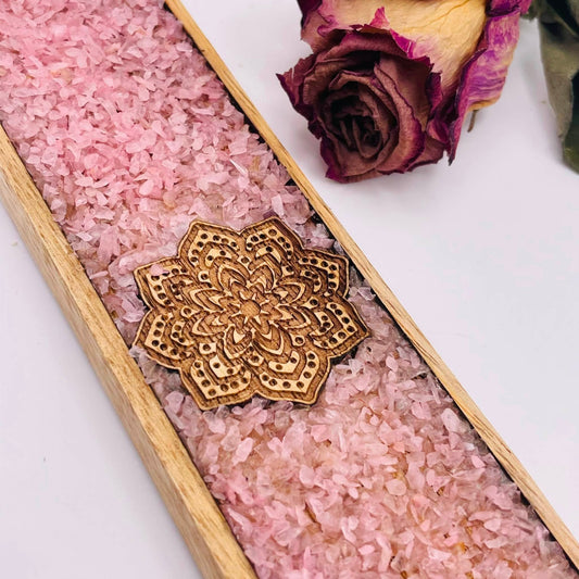 Nahaufnahme Räucherstäbchenhalter Mandala – harmonisches Mandala-Motiv mit echtem Rosenquarz aus Mangoholz, natürliches Unikat von WUNDERSTEIN
