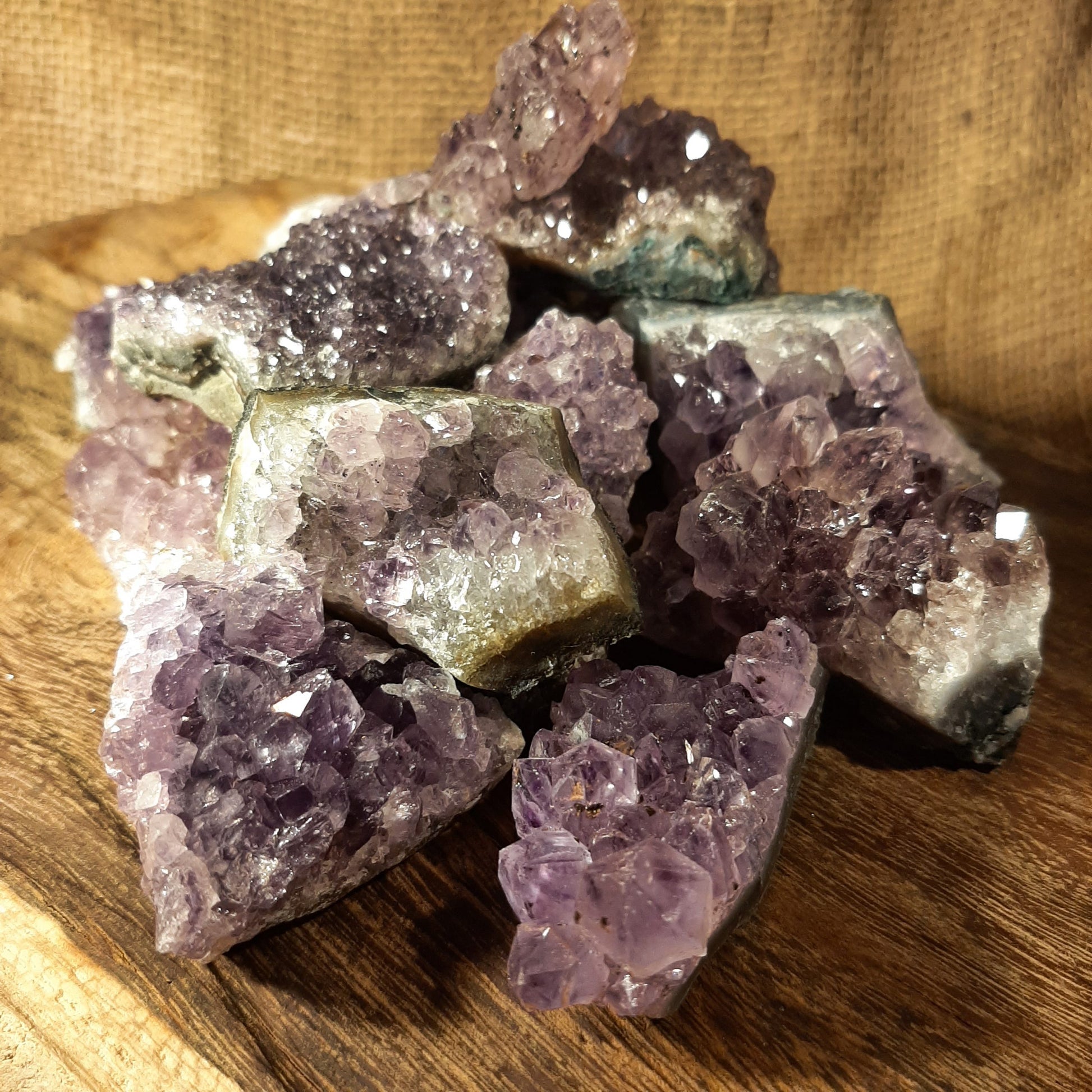 Amethyst-Drusenstück mit violetten Kristallflächen, ca. 4×3,5×2,5 cm – Rohstein | WUNDERSTEIN
