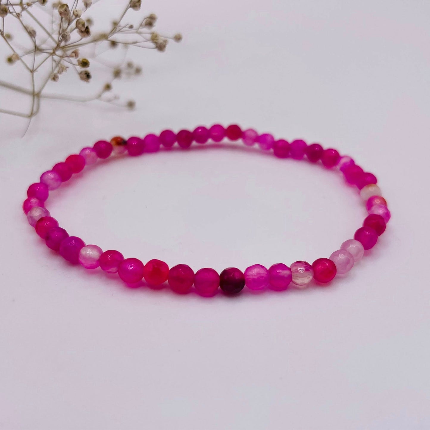 Farbenfrohes Armband mit rosa gefärbtem Achat, facettierte Steinperlen, Einheitsgröße ca. 18 cm – WUNDERSTEIN

