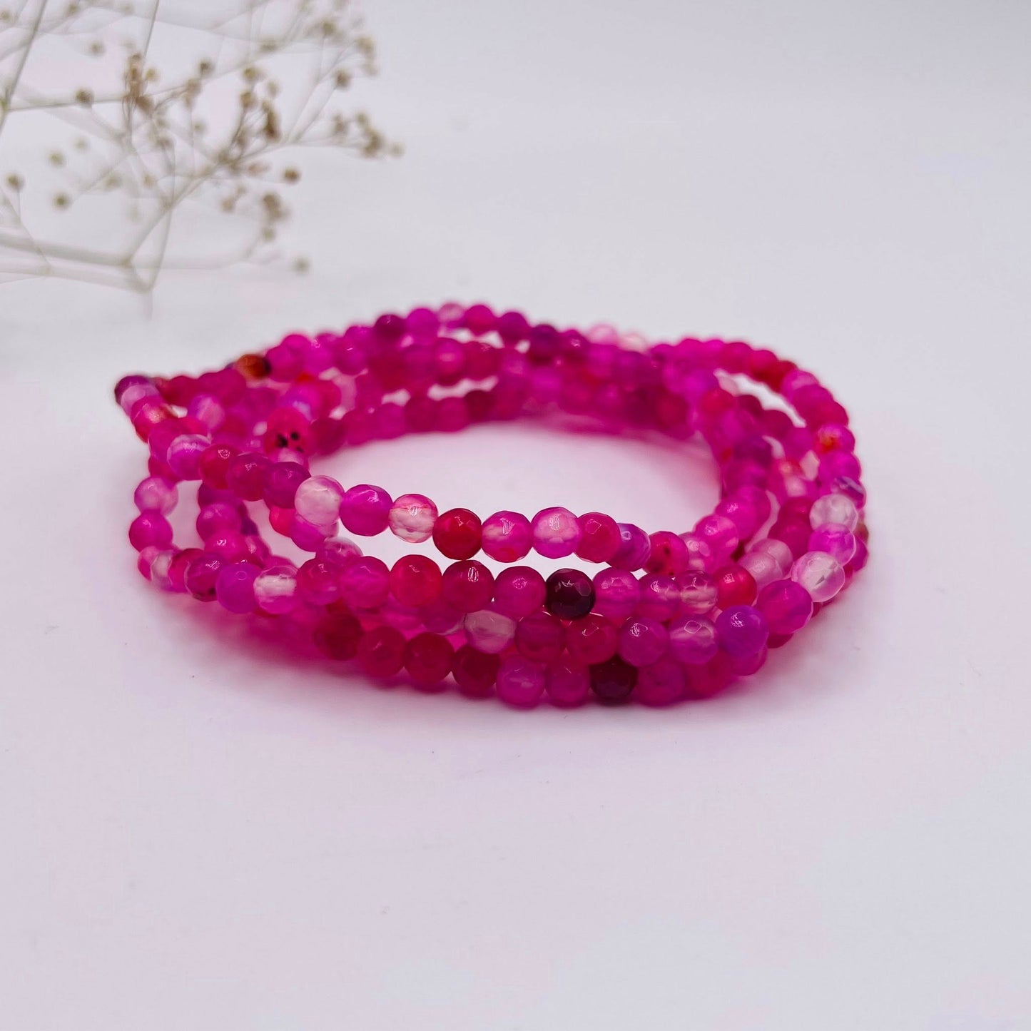 Achat Armband rosa facettiert, ca. 4 mm Perlen auf Gummiband – Edelsteinschmuck | WUNDERSTEIN
