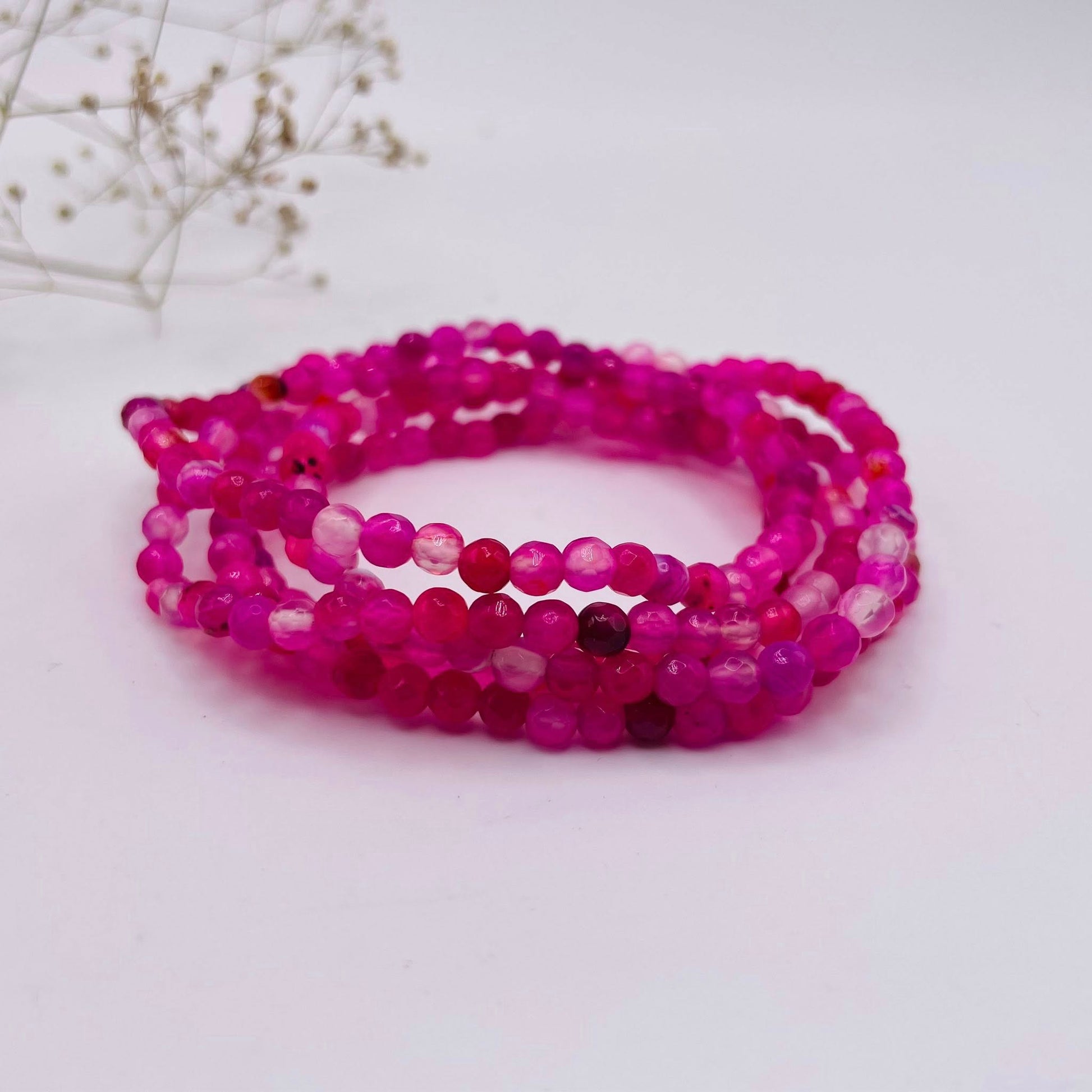 Achat Armband rosa facettiert, ca. 4 mm Perlen auf Gummiband – Edelsteinschmuck | WUNDERSTEIN
