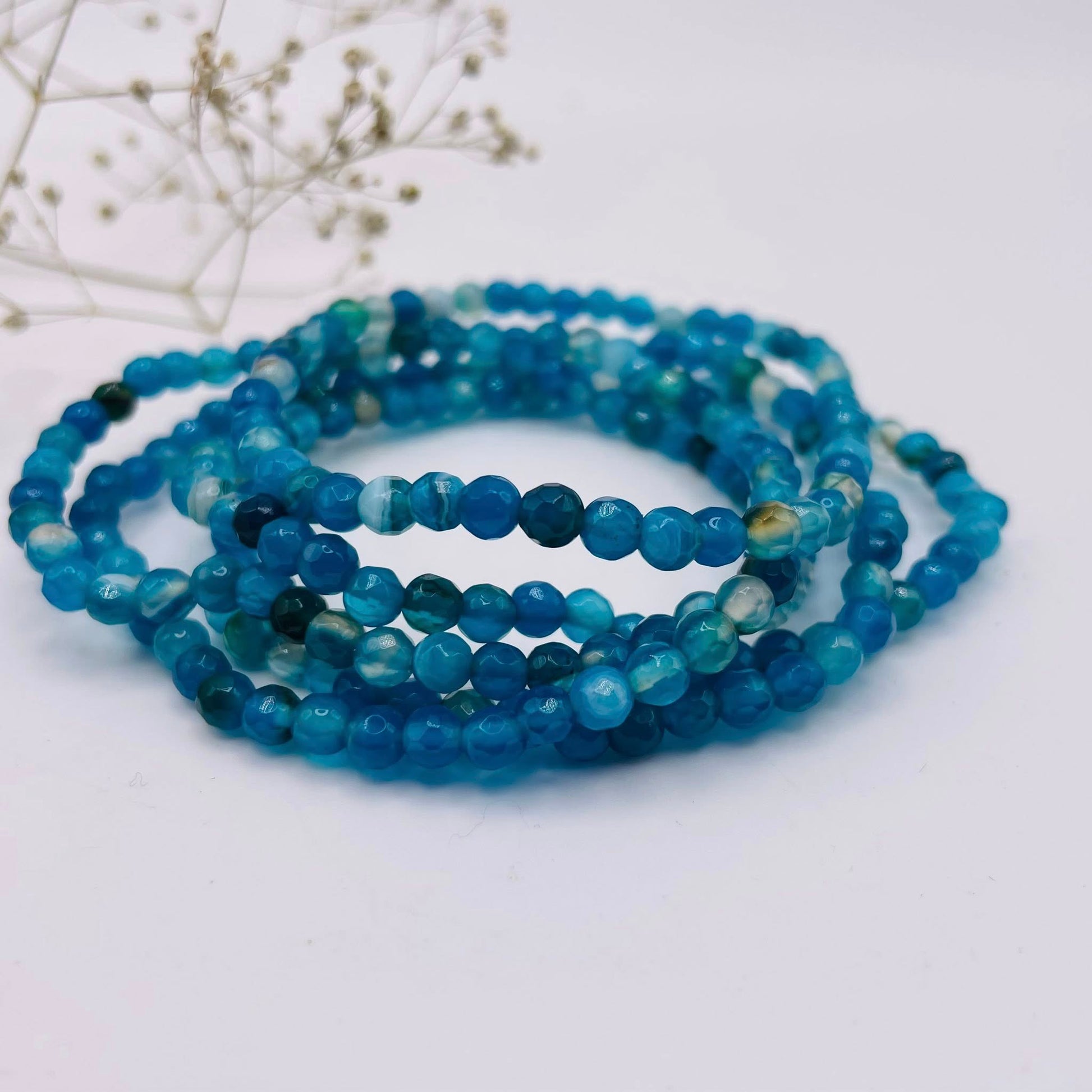Achat Armband blau facettiert, ca. 4 mm Perlen auf Gummiband – Edelsteinschmuck | WUNDERSTEIN
