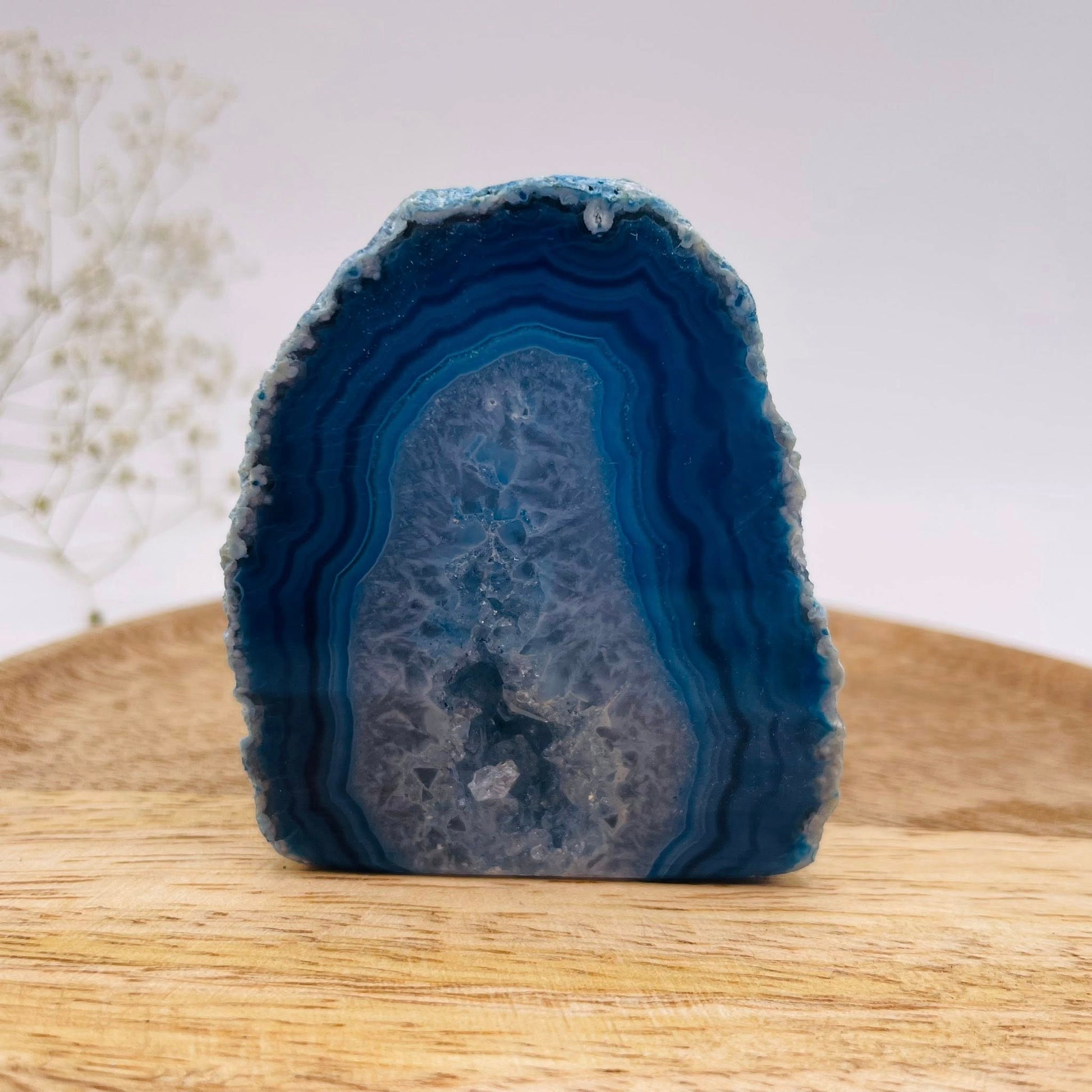 Nahaufnahme Achat-Basecut Blau Nr. 3 – intensive Blautöne mit natürlicher Maserung, WUNDERSTEIN