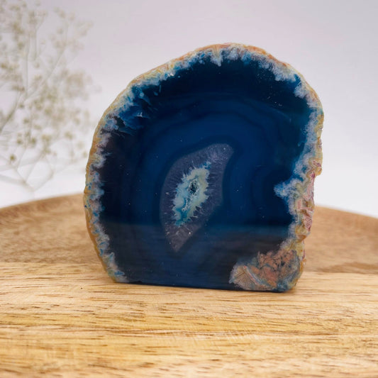 Dieser handverlesene Achat-Basecut in Blau ist ein handverlesenes Unikat von WUNDERSTEIN