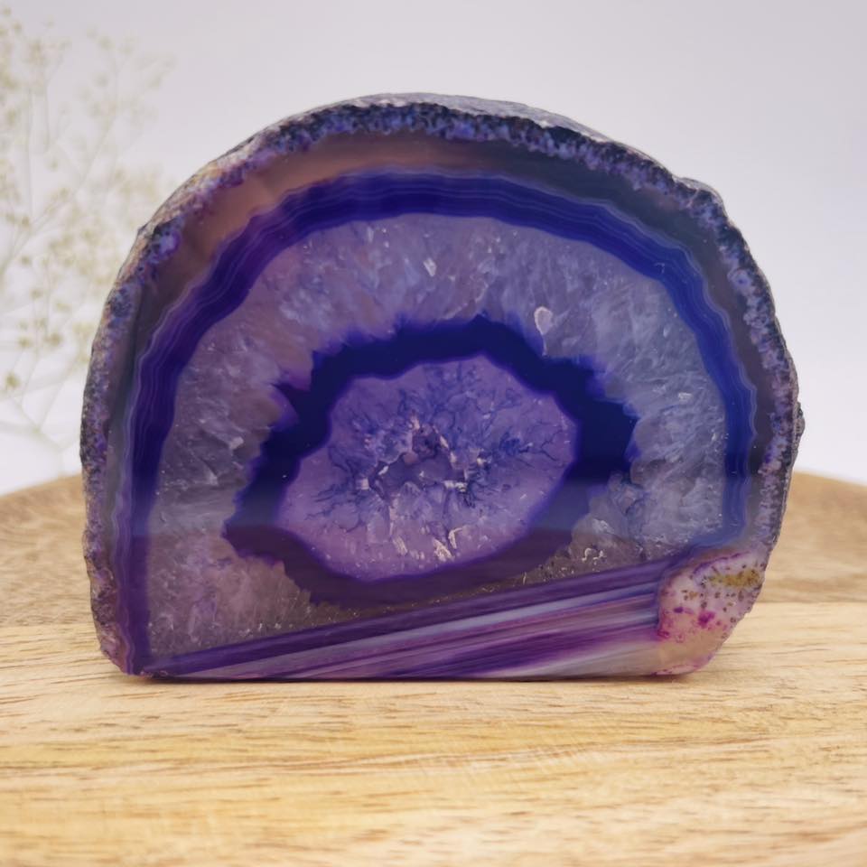 Achat-Basecut Violett Nr. 5 – freistehendes Unikat mit konzentrischer Schichtung, WUNDERSTEIN