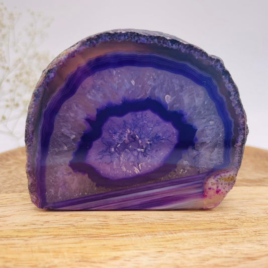 Achat-Basecut Violett Nr. 5 – freistehendes Unikat mit konzentrischer Schichtung, WUNDERSTEIN