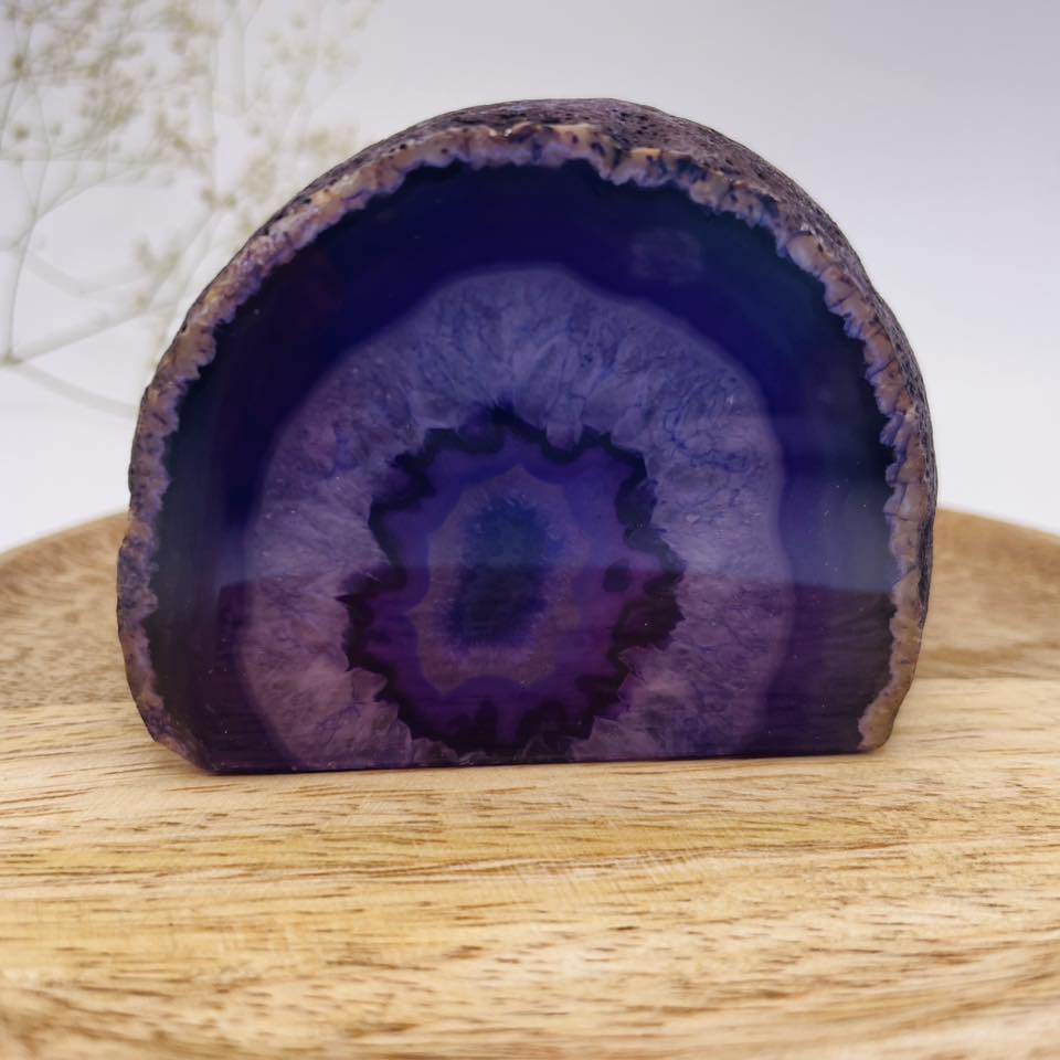 Achat-Basecut Violett Nr. 6 – freistehendes Unikat mit konzentrischer Schichtung, WUNDERSTEIN