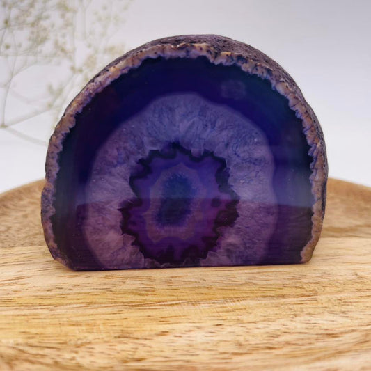 Achat-Basecut Violett Nr. 6 – freistehendes Unikat mit konzentrischer Schichtung, WUNDERSTEIN