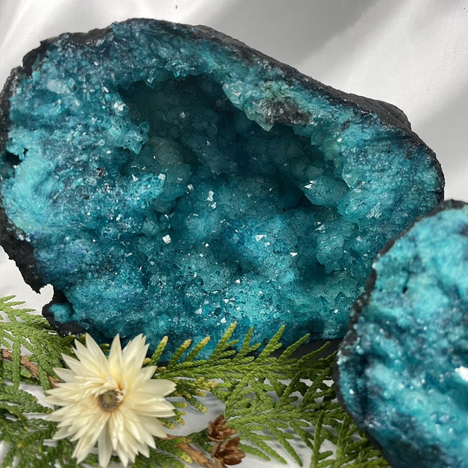Quarzgeode XL gefärbt, ca. 16 cm, 2 Hälften – Sammlerstück aus Marokko von WUNDERSTEIN
