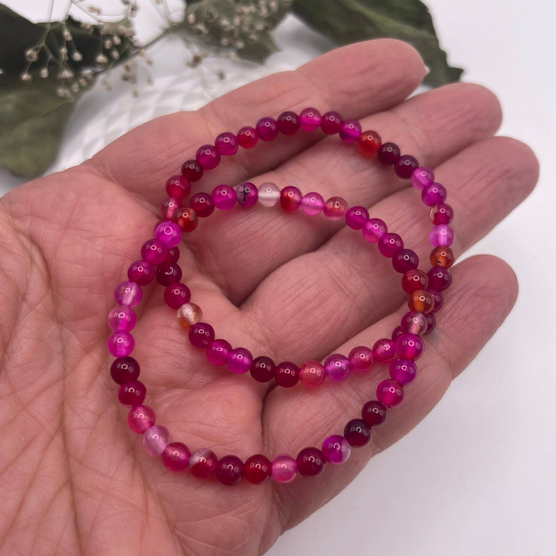 Detailansicht Kinderarmband Rosa Achat – funkelnde 4mm Achat-Perlen für kleine Handgelenke WUNDERSTEIN