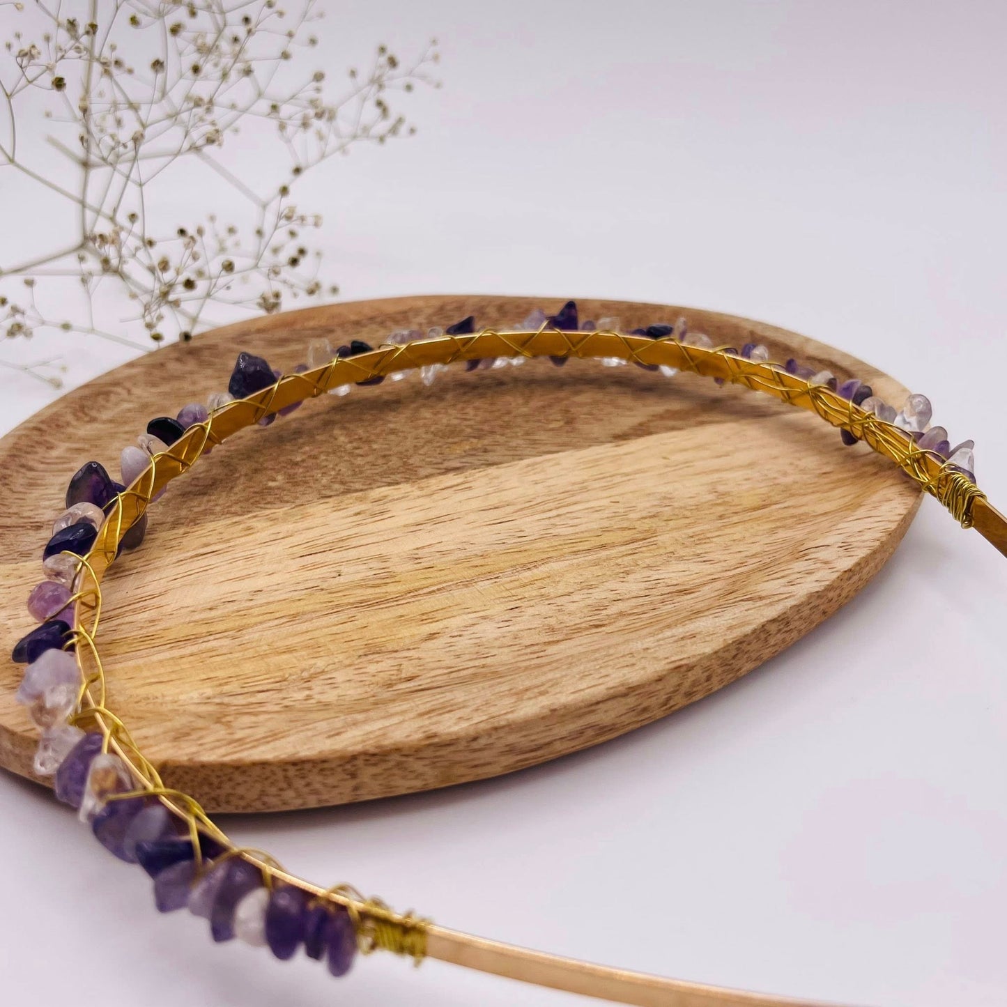 Tiefvioletter Amethyst und klarer Bergkristall auf goldenem Haarreifen – handgefertigter Edelstein-Haarschmuck
