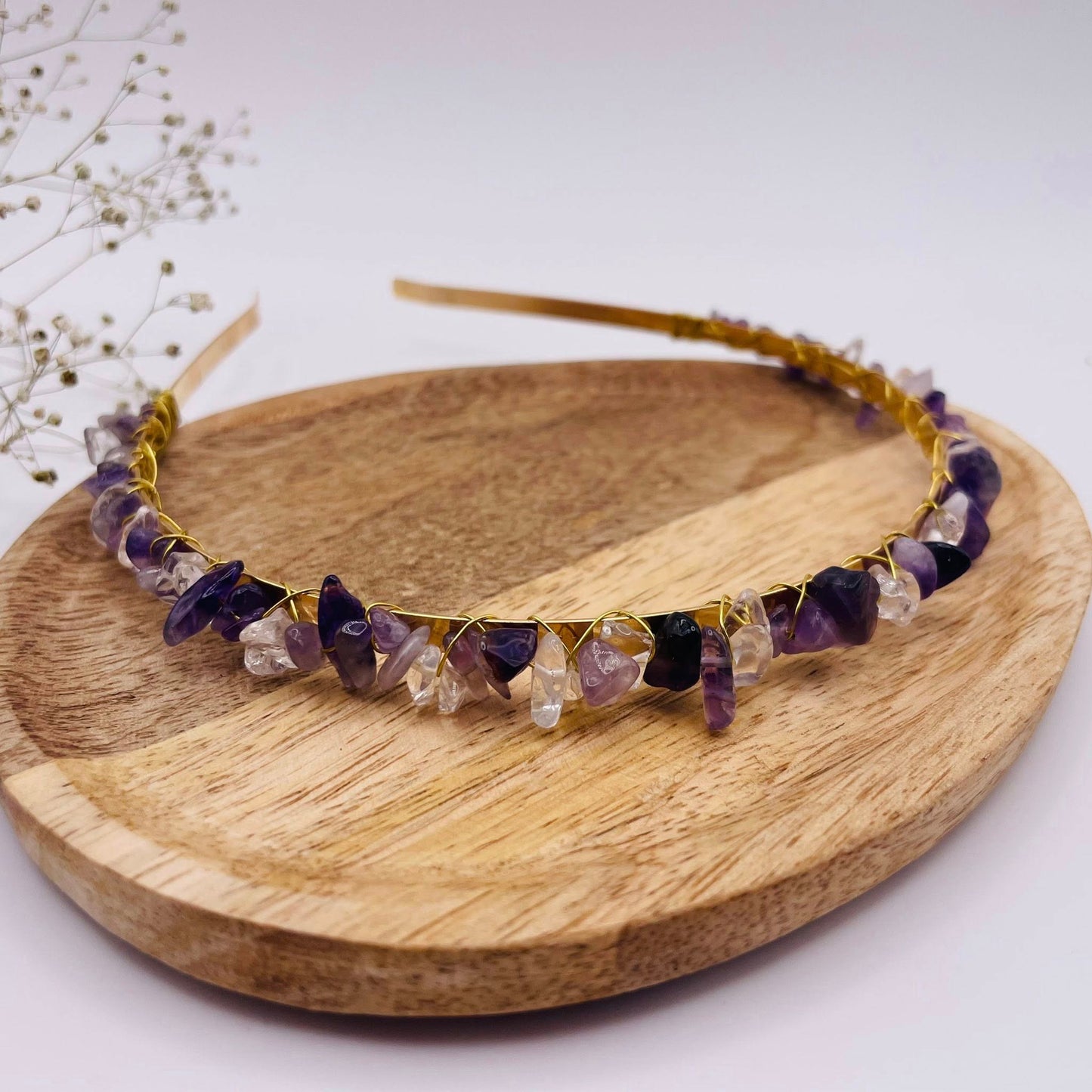 Goldener Edelstein-Haarreifen mit Amethyst und Bergkristall – eleganter Haarschmuck für besondere Anlässe von WUNDERSTEIN

