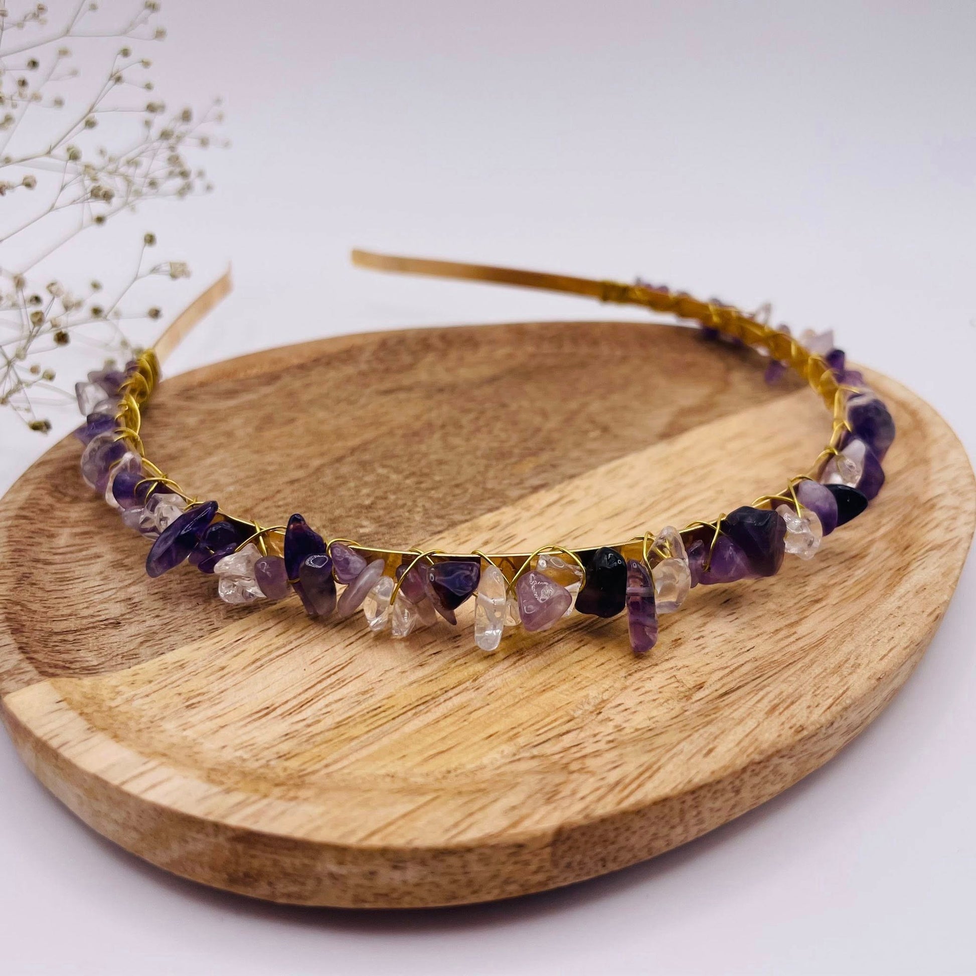 Goldener Edelstein-Haarreifen mit Amethyst und Bergkristall – eleganter Haarschmuck für besondere Anlässe von WUNDERSTEIN

