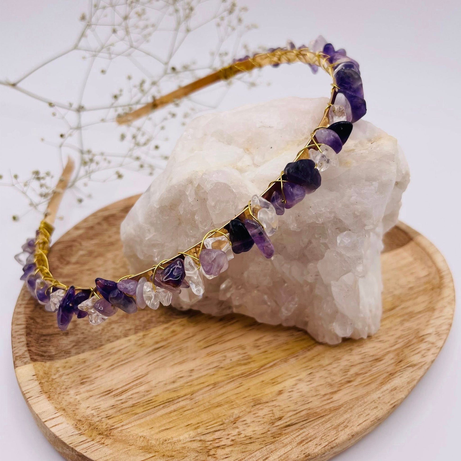 Goldener Haarreifen mit echten Amethyst- und Bergkristall-Steinen – Edelstein-Haarschmuck für Hochzeit und Mittelalter
