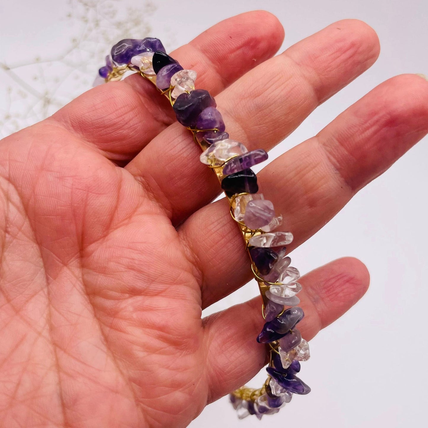 Detailaufnahme: Amethyst und Bergkristall Edelsteine auf goldenem Haarreifen – WUNDERSTEIN Handarbeit
