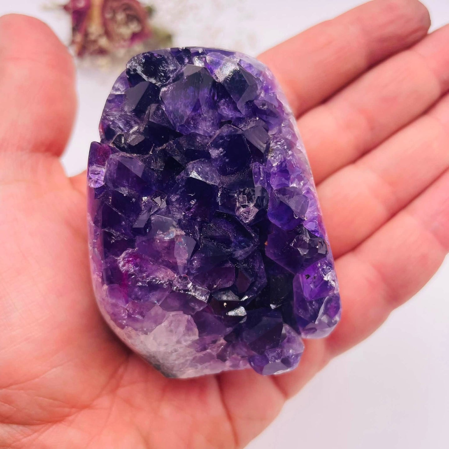 Nahaufnahme Amethystdruse – funkelnde violette Kristallspitzen, natürliche Geode mit silbrigem Glanz
