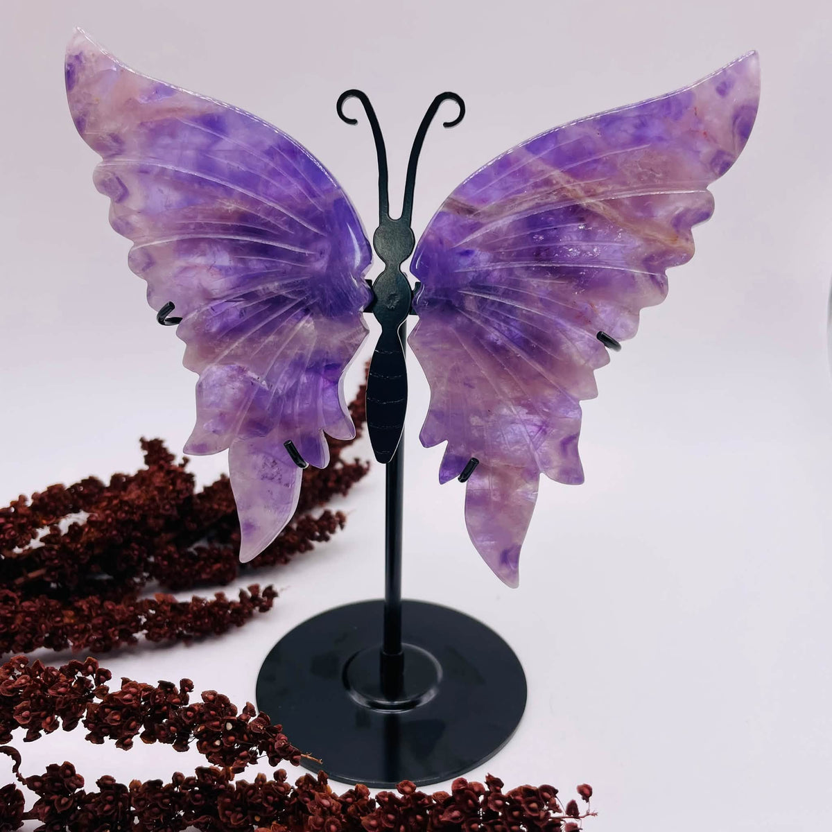 Amethyst-Schmetterling auf schwarzem Metallständer, ca. 17,5 cm hoch, Unikat von WUNDERSTEIN

