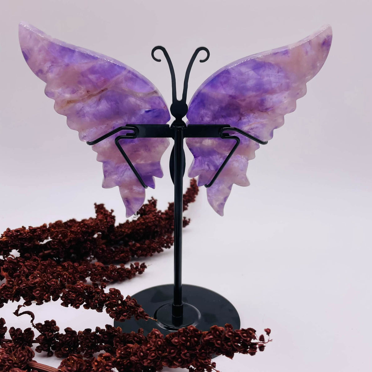 Rückseite von Amethyst-Schmetterling auf schwarzem Metallständer, ca. 17,5 cm hoch, Unikat von WUNDERSTEIN
