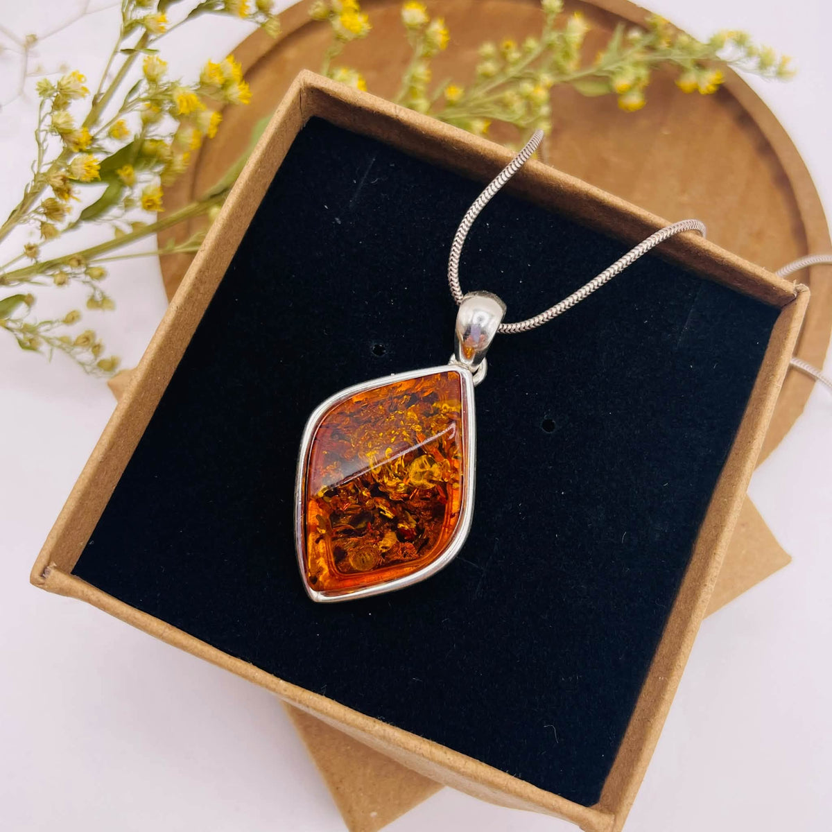 Bernstein-Anhänger Nr. 1 in 925er Sterlingsilber – echter Amber ca. 3×2,8 cm – Einzelstück von WUNDERSTEIN
