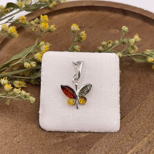 Bernstein-Anhänger Schmetterling in 925er Sterlingsilber – echter Amber, ca. 1,7 × 1,2 cm – Naturunikat von WUNDERSTEIN
