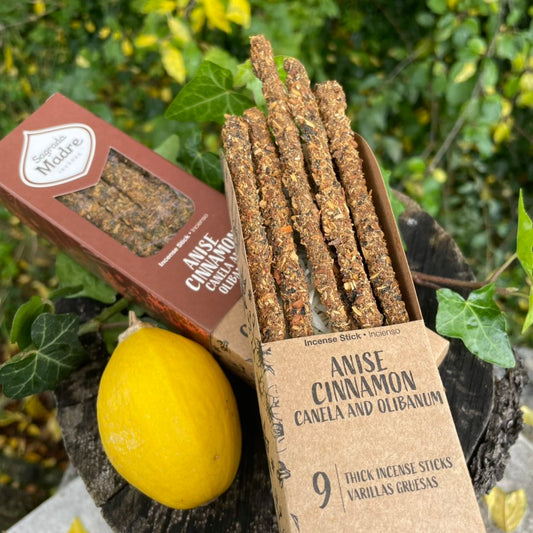Nahaufnahme Anis, Zimt & Weihrauch Räucherstäbchen – würzige Naturaromen mit Zimtrinde und Harz, 100% natürliche Inhaltsstoffe von Sagrada Madre
