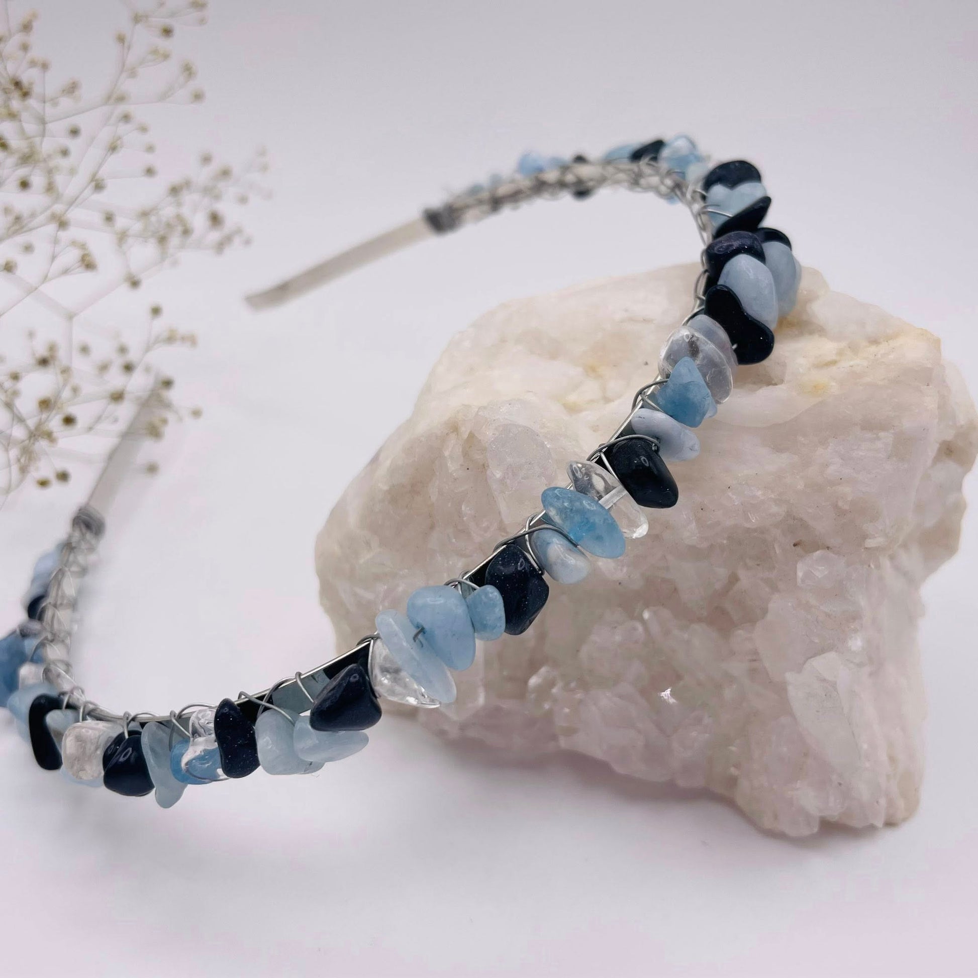 Edelstein-Haarreifen mit Aquamarin, Bergkristall und Blaufluss – handgefertigtes Unikat von WUNDERSTEIN
