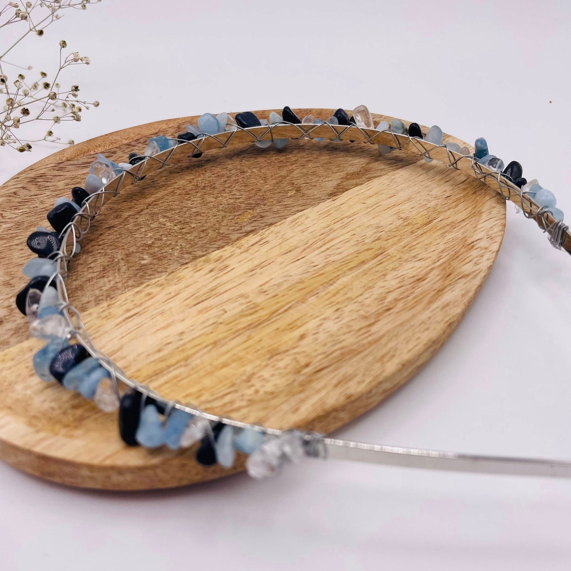 Detailaufnahme: Aquamarin und Blaufluss Edelsteine auf silbernem Haarreifen – WUNDERSTEIN Handarbeit
