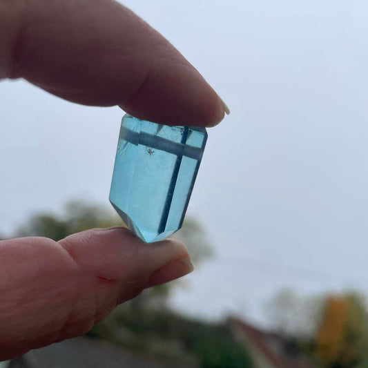 Detailansicht Aqua Aura Anhänger – faszinierendes Blau-Schimmern des bedampften Bergkristalls, Einzelstück von WUNDERSTEIN

