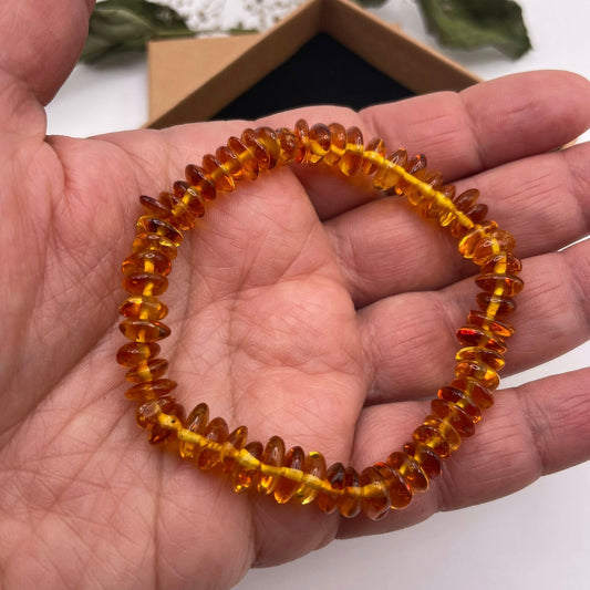 Bernstein-Armband Scheibchen einfärbig – Detailansicht Baltischer Amber – WUNDERSTEIN